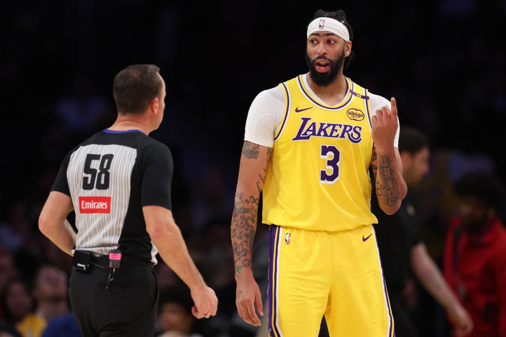 够在防守端 够在防守端