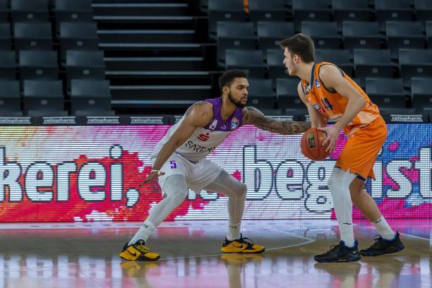 接发球时采 接发球时采